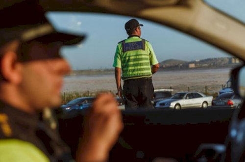 Avtoxuliqanlıq edib polislərin üzərinə bıçaq çəkdi, həbs olundu