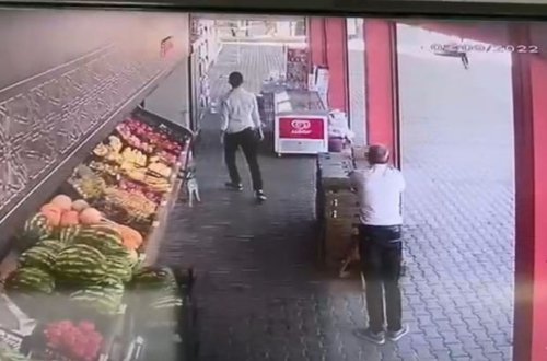 Türkiyədə həyat yoldaşından ayrılmaq ərəfəsində olan kişi özünü maşının altına atdı - VİDEO