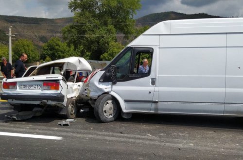 Oğuzda minik avtomobilləri toqquşub, sürücülərdən biri ölüb