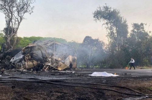 Meksikada sərnişin avtobusunun alışması nəticəsində onlarla insan yanaraq ölüb
