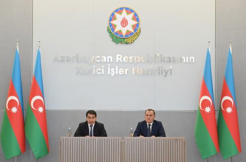 Ceyhun Bayramov və Hikmət Hacıyev diplomatik korpus üçün brifinq keçirib