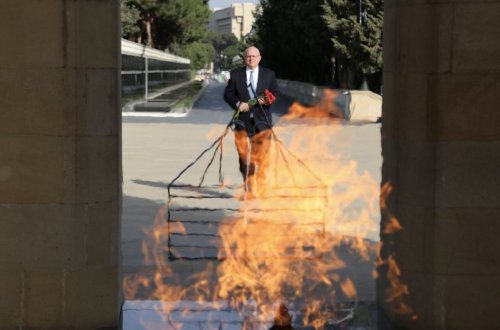 ABŞ-ın Qafqaz danışıqları üzrə baş müşaviri Şəhidlər xiyabanını ziyarət edib