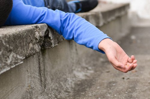 Bakıda 35 yaşlı kişi mağazada öldü