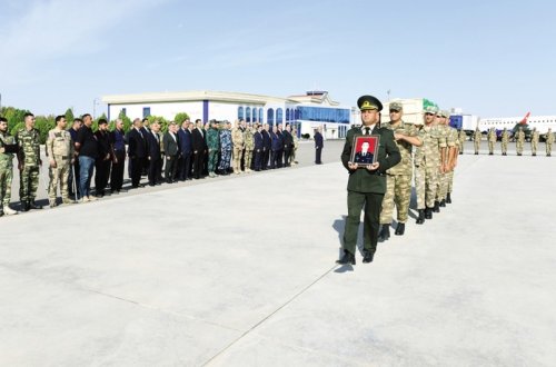 Şəhid zabitin nəşi təyyarə ilə Naxçıvana aparılıb