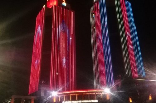 Ankaranın TOBB əkiz qüllələri Azərbaycan və Türkiyə bayraqları ilə işıqlandırılıb