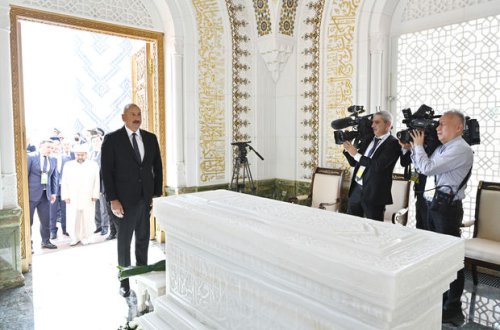 İlham Əliyev Özbəkistanın birinci Prezidenti İslam Kərimovun məqbərəsini ziyarət edib - FOTO