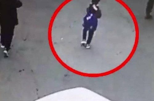 Avtomobil iki dəfə ayaqqabısını düzəltmək üçün oturan uşağın üstündən keçdi - VİDEO