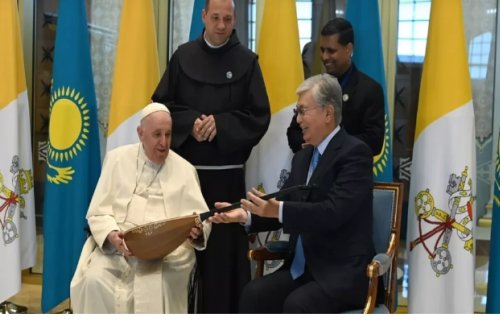 Tokayev Roma Papasına dombra bağışlayıb