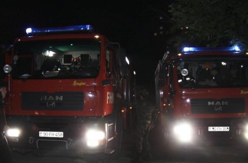 Bakıda yaşayış binası yanır