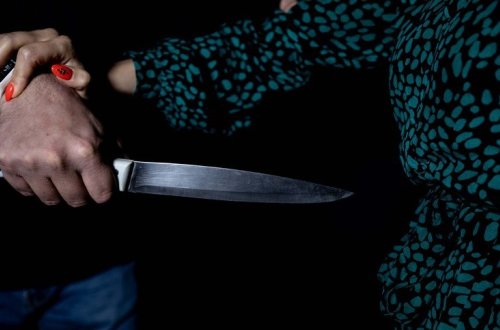 Bakıda kişi ilə qadın bir-birini bıçaqlayıb, qadının gözü çıxıb