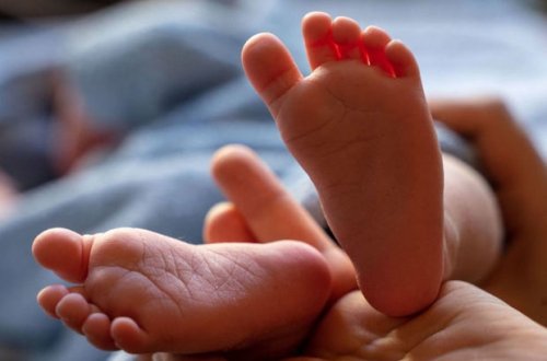 Rusiyada anasının qucağından düşən körpə həyatını itirdi