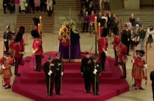 II Elizabetlə vida mərasimində insident: Mühafizəçi huşunu itirdi - VİDEO