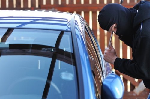 Bakıda avtomobildən 8 min manata yaxın pul oğurlanıb