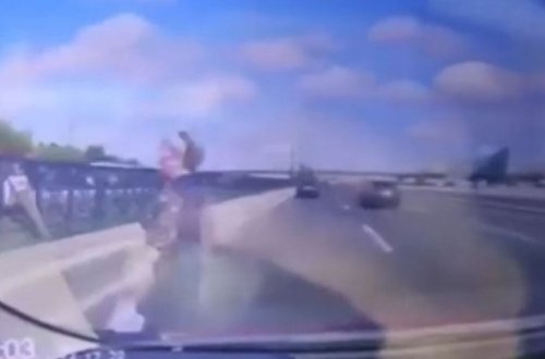 Bakıda piyada son anda ölümdən döndü - VİDEO