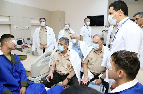 Müdafiə naziri hərbi hospitalda müalicə alan yaralılarla görüşüb