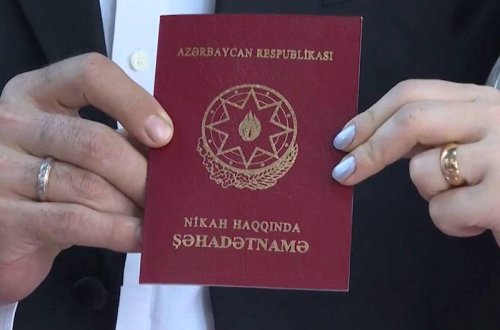 Bakıda məşhur aparıcı yüksək vəzifəli ərindən boşandı - RƏSMİ SƏNƏD (FOTO)