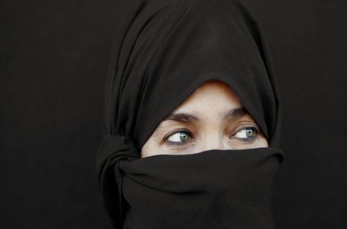 İranda hicaba görə öldürülən qıza görə yüzlərlə insan etirazlara çıxıb