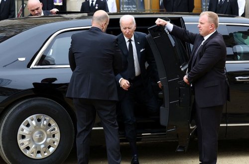 Bayden II Elizabetin dəfn mərasiminə gecikib