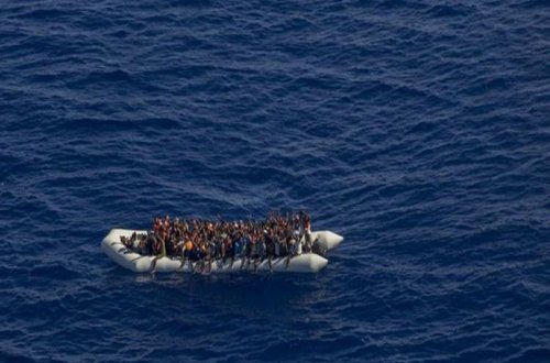 Aralıq dənizində qanunsuz miqrantları daşıyan qayıq aşıb, 283 şəxs xilas edilib