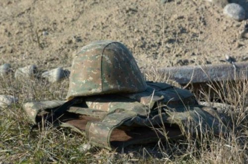 İrəvanda ölən erməni hərbçilərin abidəsi üzərinə qoyulmuş əklillər aşırılıb, valideynlər qəzəblənib