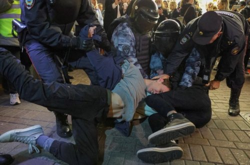 Rusiyadakı aksiyalarda tutulanlara hərbi çağırış vərəqələri verilib