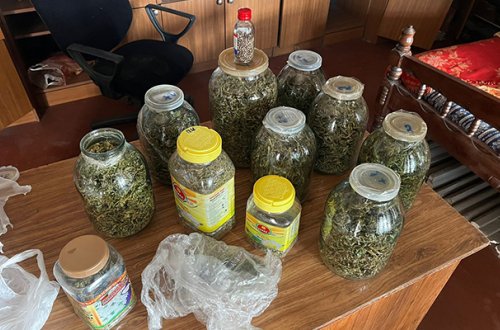 Narkotiki bankalara yığıb evində gizlətdi - Foto