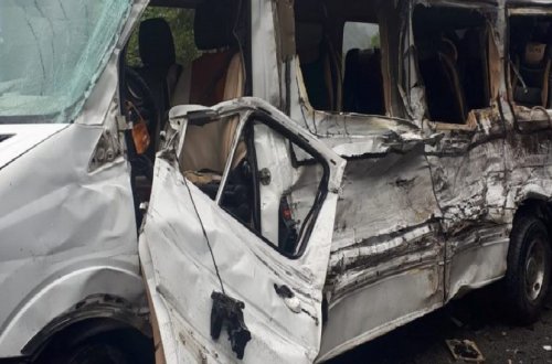 Gürcüstanda turistləri daşıyan avtobus qəzaya düşdü