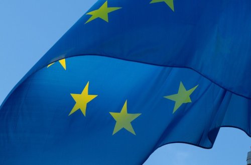 Avropa Komissiyası Ukraynada dağılmış məktəblərin bərpasına 100 milyon avro ayırıb