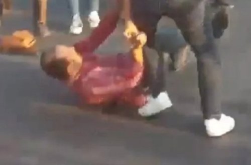 İranda qadına şillə vuran şəxsi küçənin ortasında belə döydülər - Video