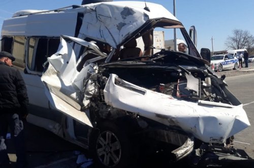 Ağstafada mikroavtobus qəzaya uğrayıb, 20-yə yaxşın şəxs xəsarət alıb