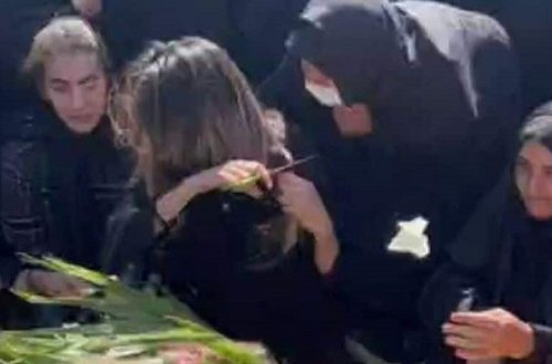Aksiyada öldürülən qardaşının məzarı üstündə saçını kəsdi - Video
