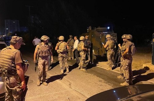 Türkiyədə polis şöbəsinə silahlı basqın, ölən var - Video + Yenilənib