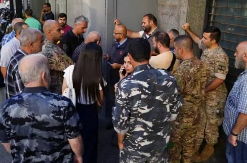 Livanda bir neçə gündür bağlı olan banklar yenidən açıldı