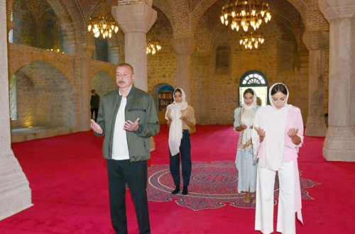 Prezident və Birinci vitse-prezident Şuşada Yuxarı Gövhərağa məscidini ziyarət ediblər