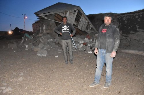 Türkiyədə zəlzələ dağıntılara səbəb olub, xəsarət alan var