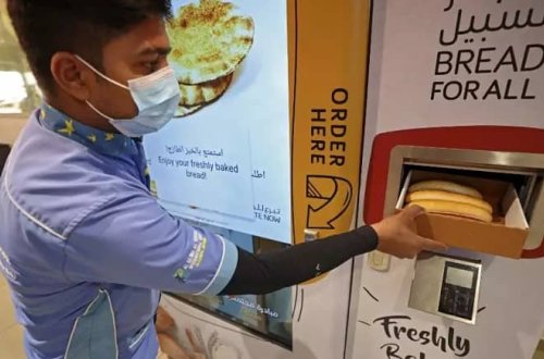 Dubayda avtomatlardan pulsuz çörək paylanmağa başlanılıb