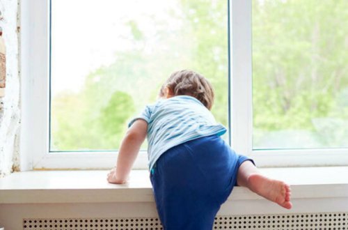 Gəncədə bir yaşlı körpə üçüncü mərtəbədən yıxıldı