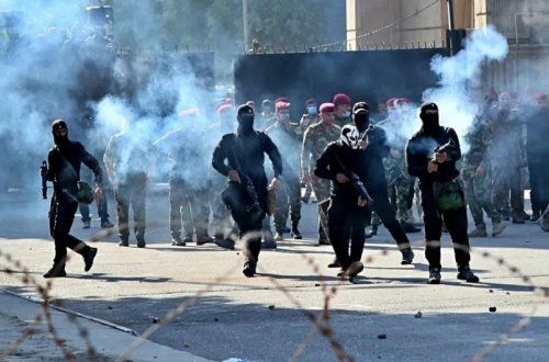 İraq polisi etirazçılara qarşı gözyaşardıcı qazdan istifadə edib