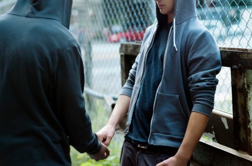 Bakıda bu məktəbin şagirdlərinə narkotik satılırmış...