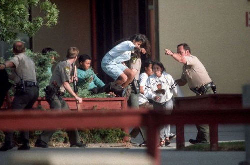 ABŞ-da silahlı şəxslər məktəbə daxil olub atəş açdılar: Yaralılar var - FOTO/VİDEO