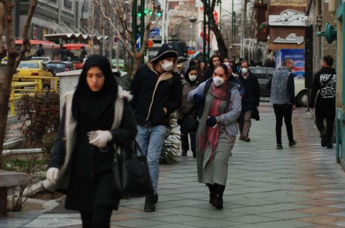 Tehranda iki gənc qız kafedə hicabsız görüntülənib - FOTO