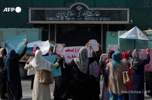 “Taliban” İran səfirliyi qarşısında aksiyanı dağıdıb