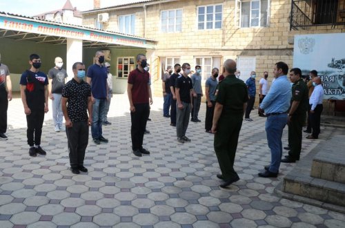 Dərbənd küçələrində kişilərin hərbi komissarlıqlara getmələrinə çağırış edilir