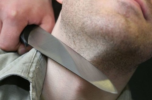 Bakıda kişinin boğazını kəsib qaçdılar