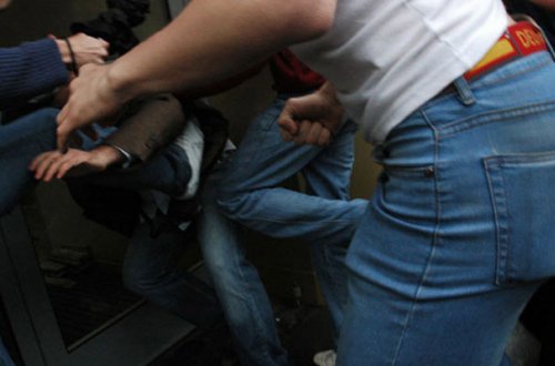 Kütləvi davada ata və oğul döyüldü, 20 yaşlı gənc bıçaqlandı