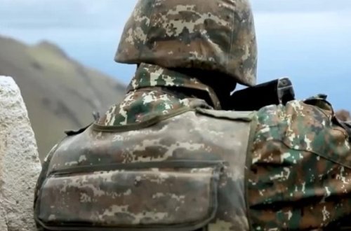 Ermənistanda əsgər komandirini güllələdi