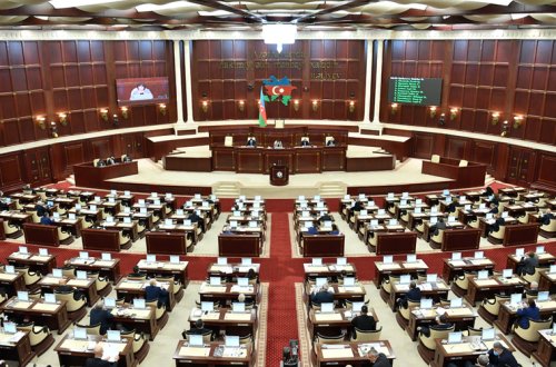 Parlamentdən Milli Məclisin önündə aksiya keçirənlərə reaksiya: “Əli Kərimli, keçdi o dövrlər!”