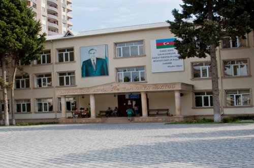 Директору бакинской школы объявлен строгий выговор