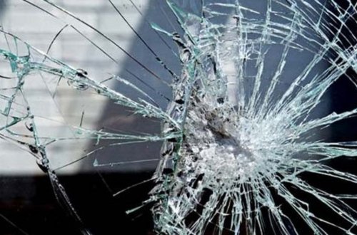 Goranboyda avtomobil maneəyə çırpılıb, ata və oğlu xəsarət alıb