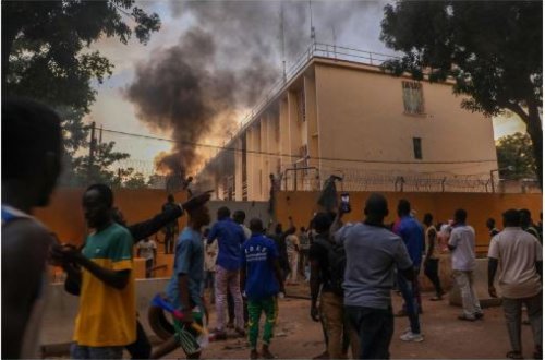 AFP: Fransanın Burkina Fasodakı səfirliyi qarşısında etiraz aksiyası keçirilir, binaya daş atılır